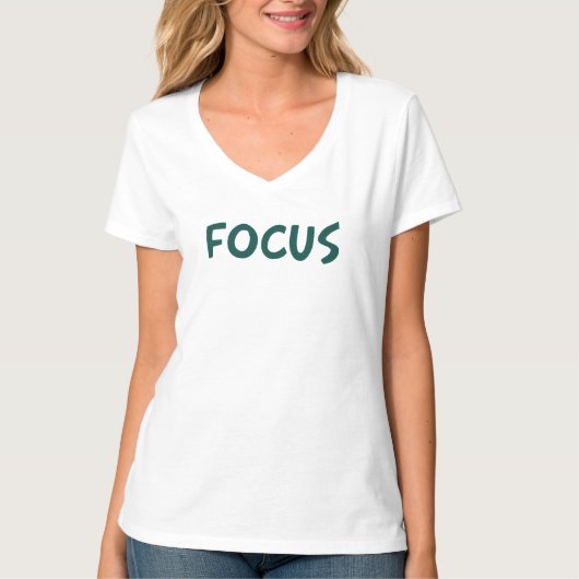カートゥーン風ダークグリーン・タイポグラフィーデザイン「FOCUS」 Tシャツ (正面)