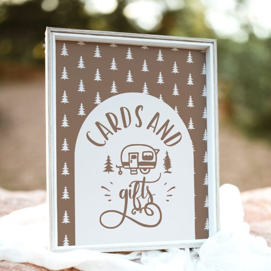 カードとギフトが1つのハッピーキャンパーの誕生日を転覆 ポスター