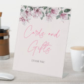 カードとギフトのサイン |ピンクフローラブライダルシャワー 台座サイン (インサイチュ)