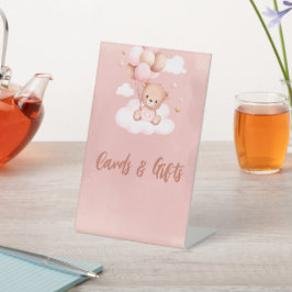 カードとギフトのペデスタルサインを待つ 台座サイン