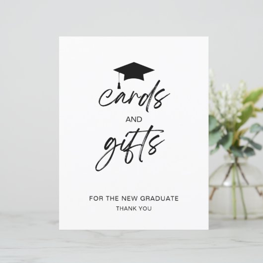 カードとギフトのミニマリスト卒業パーティーのサイン (スタンド正面)