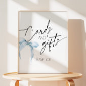 カードとギフトはほこりっぽい青い弓でサイン 台座サイン