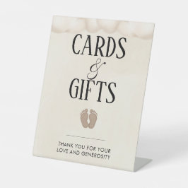 カードとギフトベビーは赤ちゃんシャワーのサインを醸造している 台座サイン