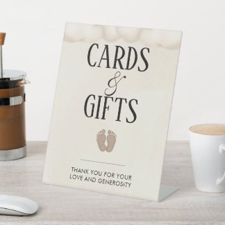 カードとギフトベビーは赤ちゃんシャワーのサインを醸造している 台座サイン