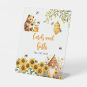 カードとギフト蜂蜜の赤ちゃんシャワー 台座サイン (正面)