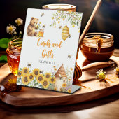 カードとギフト蜂蜜の赤ちゃんシャワー 台座サイン