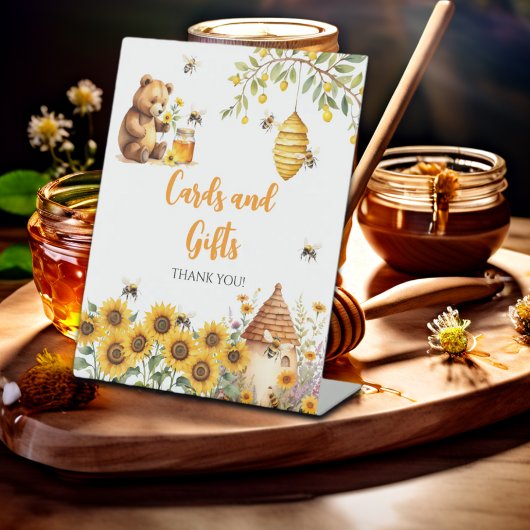 カードとギフト蜂蜜の赤ちゃんシャワー 台座サイン