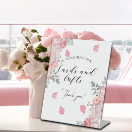 カードとギフト赤面バラ花びら 台座サイン