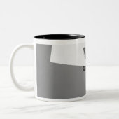 カードを握っている女性 ツートーンマグカップ (左)