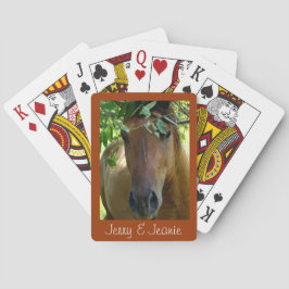 カードを遊んでいるブラウンの馬は個人化なります トランプ