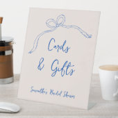 カード&ギフトブルーボウハンドドローブライダルシャワー 台座サイン (インサイチュ)