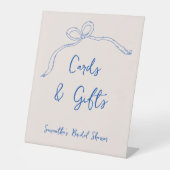 カード&ギフトブルーボウハンドドローブライダルシャワー 台座サイン (正面)