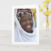 カード、"白いローブの微笑のイスラム教の女性" カード (黄色い花)