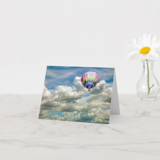 カード – 飛行中の熱気球 (小さな植物)