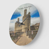 カーナルフォン城ウェールズ。 ラージ壁時計 (傾斜)