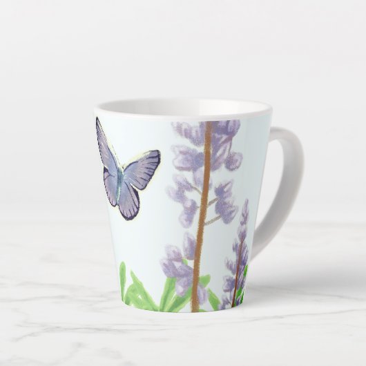 カーナーブルー – 絶滅の危機に瀕している野生のルパン カフェラテマグ (右アングル)