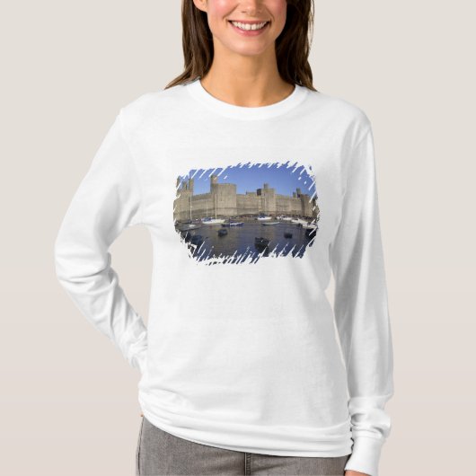 カーナーヴォン城,グウィネズ州,ウェールズ (RF) Tシャツ (正面)
