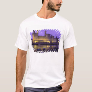カーナーヴォン城 夜 ウェールズ グウィネズ州 Tシャツ