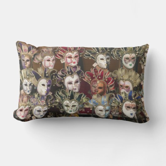 カーニバルのマスク、イタリアの枕、バーガンディの背部 ランバークッション (正面)