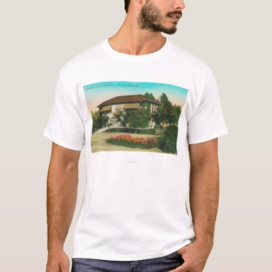 カーネギーLibraryLakeport、カリフォルニアの外観 Tシャツ (正面)