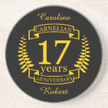カーネリア結婚ン・ジェムストーンの17周年 コースター<br><div class="desc">17年祝のデザイン。このデザインは、黒い背景に黄色(カーネリアン)色の月桂樹デザインを持っている。カーネリア伝統的ンはこの大事な行事の宝石だ。文字読カルネリアン17周年。結婚17年目祝のロマンチックなデザイン。このもしデザインの救済下に連絡頼カスタマイズ、彼らはこの文字の下にあるデザイナーのボタンです。</div>