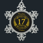 カーネリア結婚ン・ジェムストーンの17周年 スノーフレークピューターオーナメント<br><div class="desc">17年祝のデザイン。このデザインは、黒い背景に黄色（カーネリアン）色の月桂樹デザインを持っている。カーネリア伝統的ンはこの大事な行事の宝石だ。文字読カルネリアン17周年。結婚17年目祝のロマンチックなデザイン。このもしデザインの救済下に連絡頼カスタマイズ、彼らはこの文字の下にあるデザイナーのボタンです。</div>