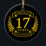 カーネリア結婚ン・ジェムストーンの17周年 セラミックオーナメント<br><div class="desc">17年祝のデザイン。このデザインは、黒い背景に黄色（カーネリアン）色の月桂樹デザインを持っている。カーネリア伝統的ンはこの大事な行事の宝石だ。文字読カルネリアン17周年。結婚17年目祝のロマンチックなデザイン。このもしデザインの救済下に連絡頼カスタマイズ、彼らはこの文字の下にあるデザイナーのボタンです。</div>