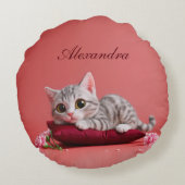 カーネーションが登場するかわいい1月ねこ ラウンドクッション (裏面)
