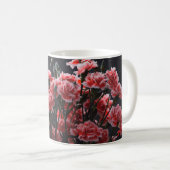 カーネーションの花の花束のヴィンテージ色の上に コーヒーマグカップ (正面右)