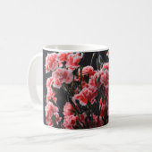 カーネーションの花の花束のヴィンテージ色の上に コーヒーマグカップ (正面左)