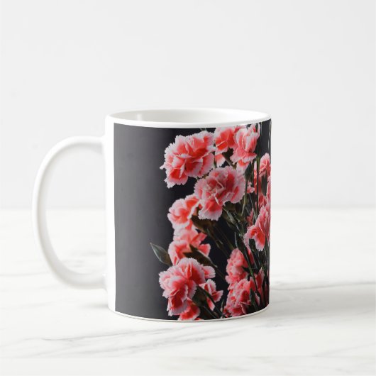 カーネーションの花の花束のヴィンテージ色の上に コーヒーマグカップ (左)