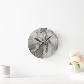 カーネーション植物の世話をするテラスの女性(黒) ラウンド壁時計 (ホーム)