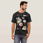 カーネーション、カモミールの花、黒いパターン。 Tシャツ (正面フル)
