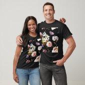 カーネーション、カモミールの花、黒いパターン。 Tシャツ (ユニセックス)