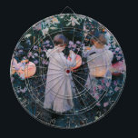 カーネーション、リリー、リリー、バラ(John Singer Sargent) ダーツボード<br><div class="desc">このデザインは絵画、アメリカの印象派のアーティスト、ジョン・シンガー・サージェント（1856年～1925年）の作品を特集している。白い服を着た2人の小さな女の子が照明紙提灯で、夜が秋し始める。子供たちは緑の葉、ピンクのバラ、黄色のカーネーション、背の高い白いユリが散らばった美しい庭にいる。オリジナル絵画は1885-86年に完成し、現在はロンドンのテートイギリスギャラリーが所有している。</div>