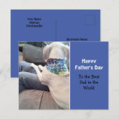 カーフブルーを着た甘い白カラフルい子犬 ポストカード (正面/裏面)