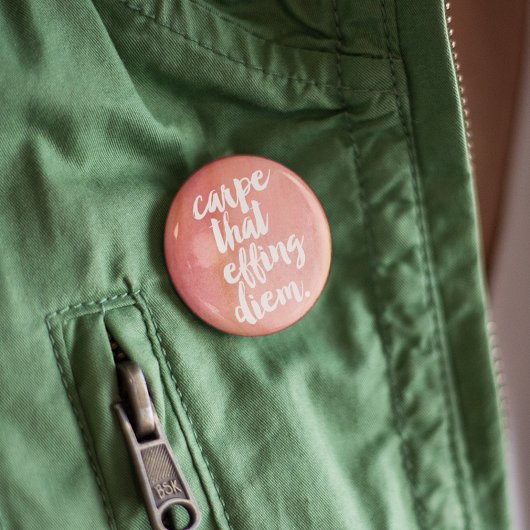 カープザエフイングディエム引用文ボタン |バラ 缶バッジ