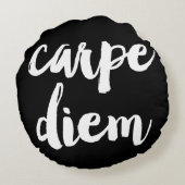 カープディームブラシタイポグラフィ説明文ピロー ラウンドクッション (裏面)