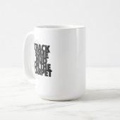 カーペットに泥を落として変化を起こそう コーヒーマグカップ (正面左)