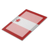 カーボンファイバーにカナダの赤いカエデの葉 ノートパッド (アングル)