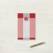 カーボンファイバーにカナダの赤いカエデの葉 ポストイット (デスク上)