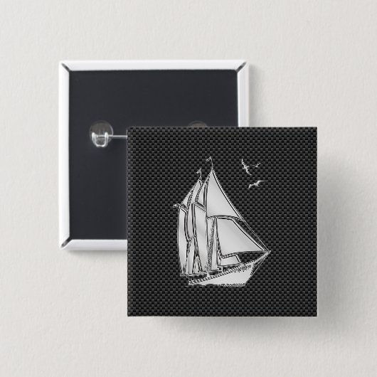 カーボンファイバーデコール上のクロムのようなレガッタ帆船 缶バッジ (正面&裏面)