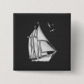 カーボンファイバーデコール上のクロムのようなレガッタ帆船 缶バッジ (正面)