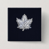 カーボンファイバーブラック上のクロームのようなメープルリーフ 缶バッジ (正面)