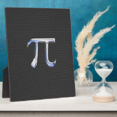 カーボンファイバー上のシルバークロームのようなPi記号 フォトプラーク (側面)