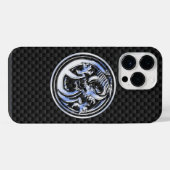 カーボンファイバー上のChrome Dragon Crest iPhoneケース (裏面横)