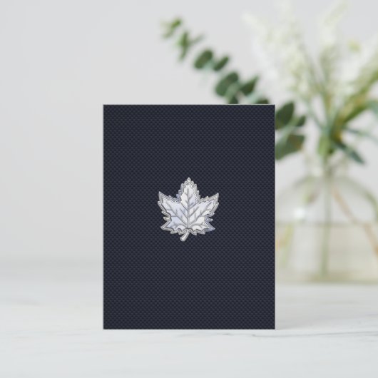 カーボンファイバー プリント上のクロームのようなメープルリーフ ポストカード (スタンド正面)