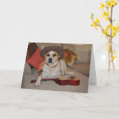 カーボーイ・ハットの犬の写真が付いているユーモアのあるなカード カード (黄色い花)