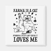 カーマおもしろいは私の膝の上で鳴いている猫だから マグネット (正面)