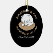 カーマは私の膝の上で鳴く猫なので私を愛している セラミックオーナメント (右)